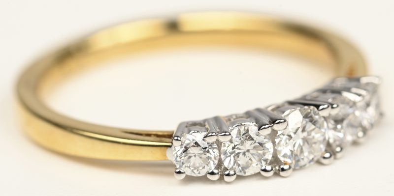 Een 18 kt wit en geelgouden ring bezet met briljanten met een gezamenlijk gewicht van +- 0,52 ct.