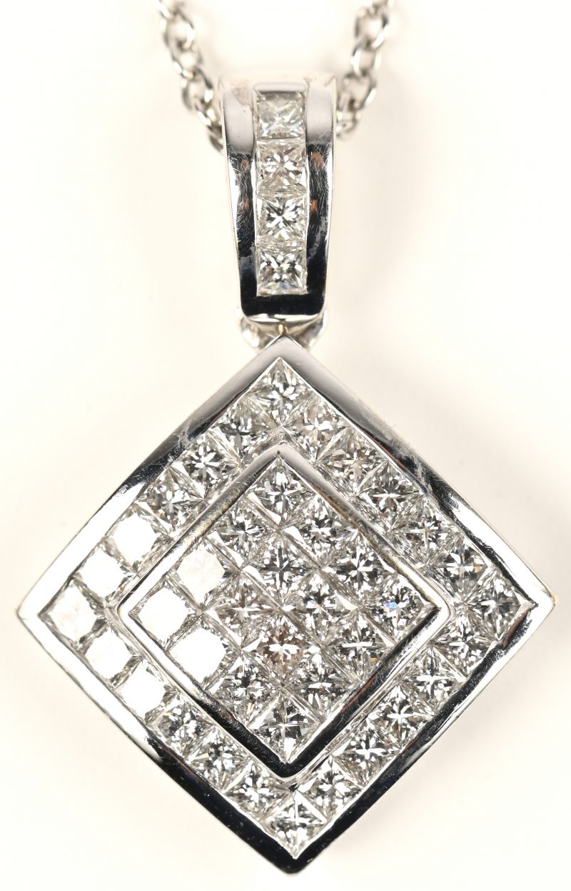 Een 18 kt witgouden ketting met hanger bezet met princess-cut diamanten met een gezamenlijk gewicht van +- 3,68 ct.