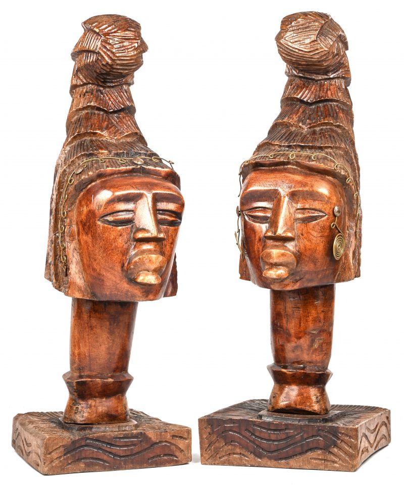 Een set van 2 Afrikaanse hoofden in houtsnijwerk met koperen versiering.