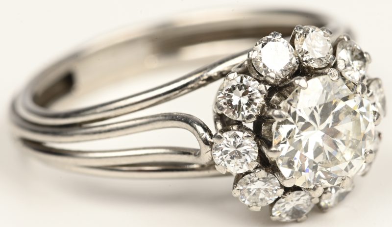 Een platina ring bezet met een centrale diamant van +- 1.09 ct en briljanten met een gezamenlijk gewicht van +- 0,50 ct.