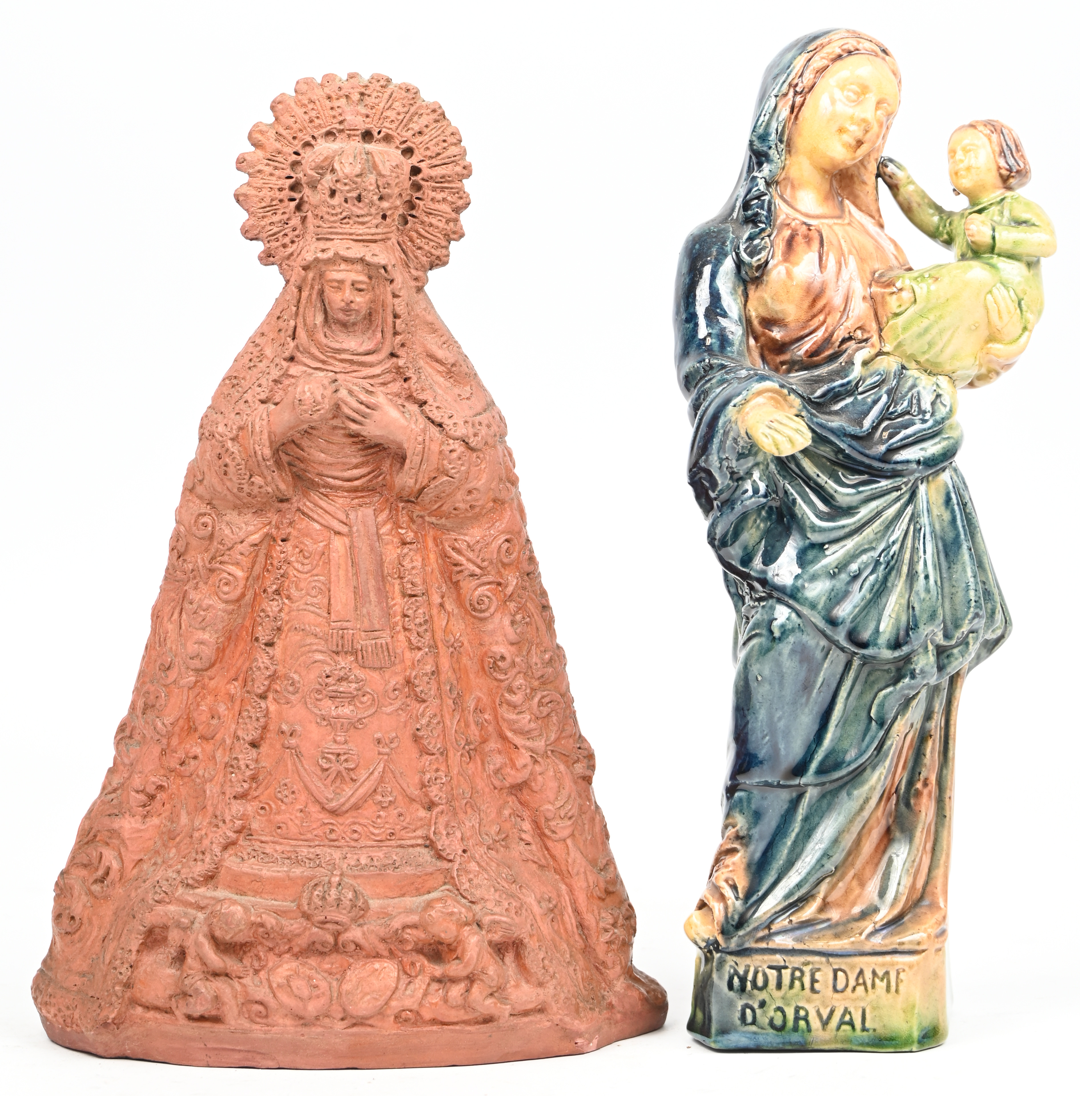 Een lot van twee heiligenbeeldjes bestaande uit: Notre Dame D’Orval in Vlaams aardewerk en een terracotta beeld getekend A. Fernandez.