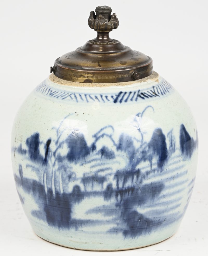 Een Chinees aardewerken gemberpot, met 19de eeuws montuur voor een lamp. Met blauw en wit landschapsdecor.