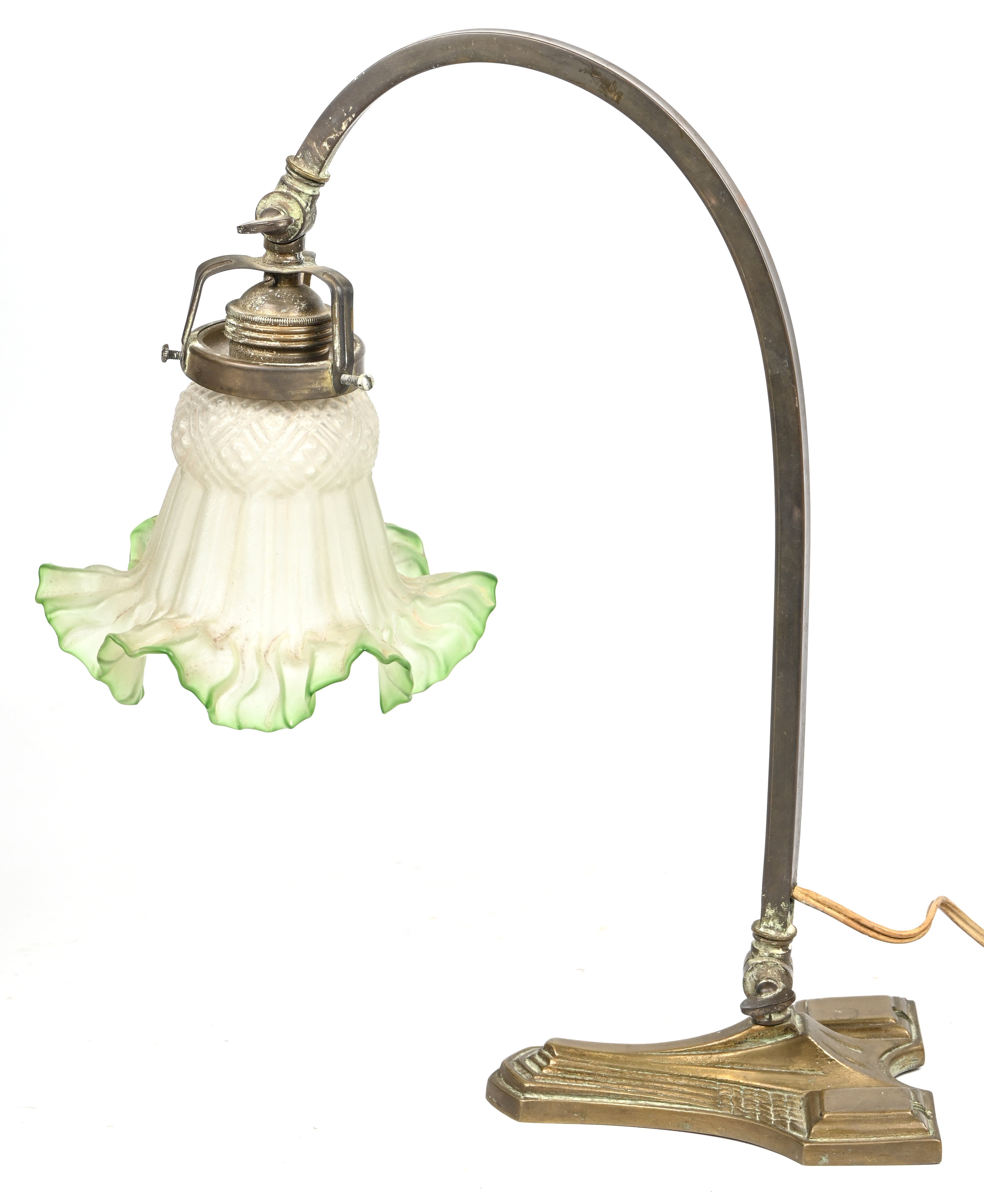Een lampje in koper en brons met een bloemvormig glazen kapje. Ca. 1900.