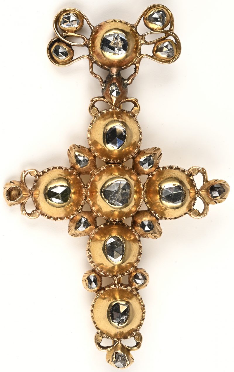 Een 14 K geelgouden Vlaams kruis bezet met diamanten oude slijp met een gezamenlijk gewicht van +- 1,80 ct.