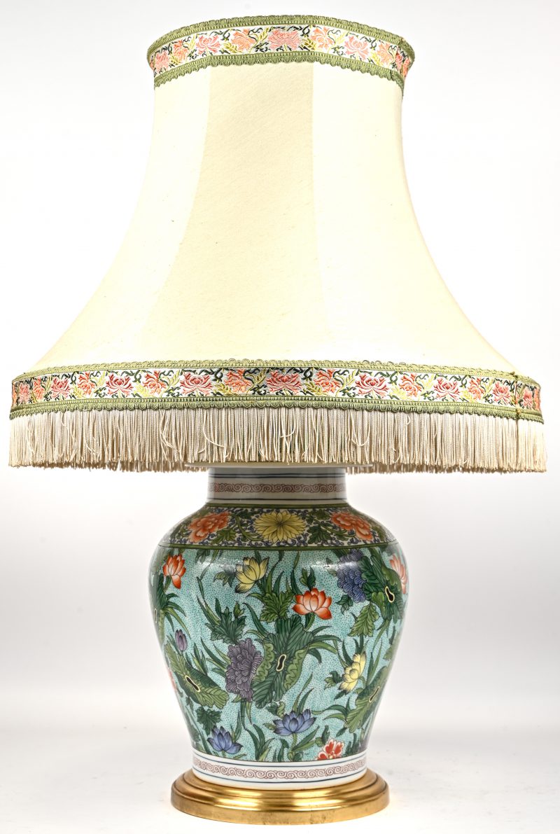 Een porseleinen tafellamp met een dekselvaas als voet met een meerkleurig bloemendecor. Onderaan gemerkt.