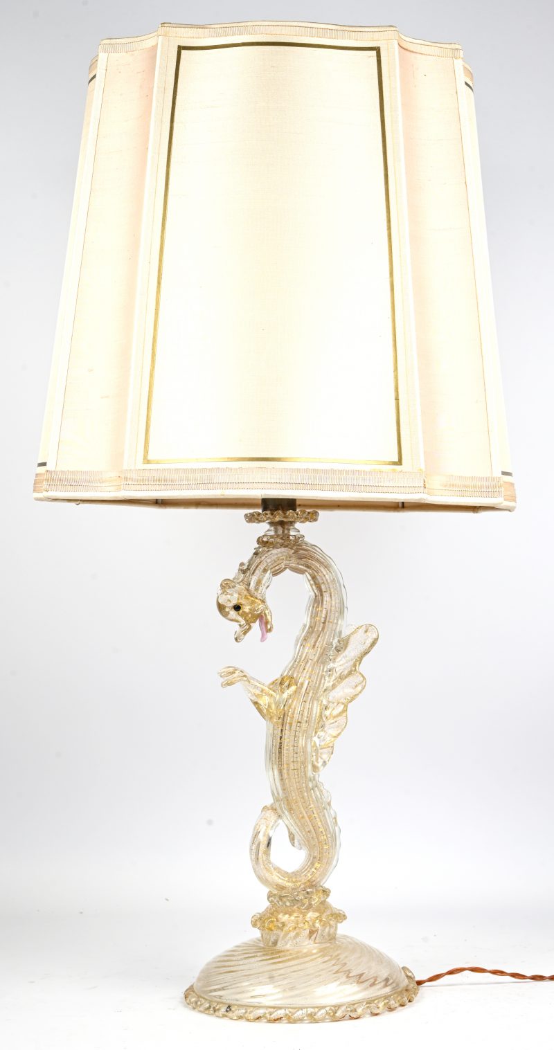 Een vintage design Venetiaans glazen tafellamp met drakenfiguur.