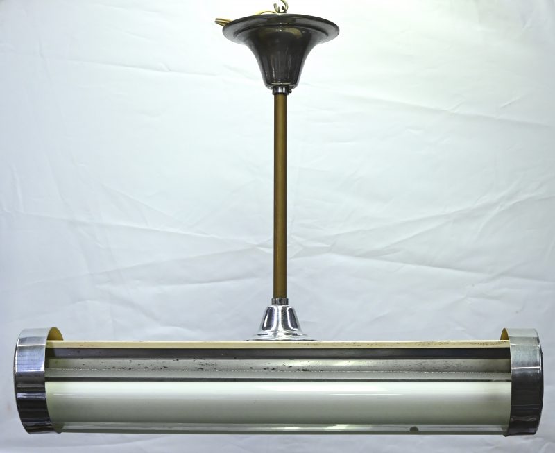 Een vintage industriële plafondlamp uit gechromeerd metaal en glas. Met 2 TL lichtpunten.