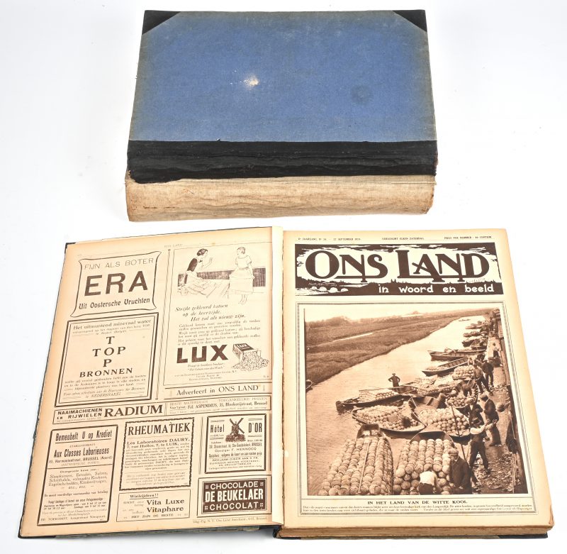 “Ons Land”. Een lot van 3 boeken met 4 krantenbundels; jaargang 1924-1927.