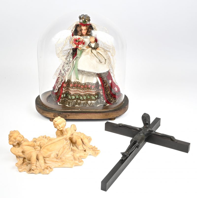 Een religieus lot bestaande uit een stolp met wassen Mariabeeld, een kunststoffen wijwatervaatje met twee engeltjes en een kruisbeeld in midcentury stijl.