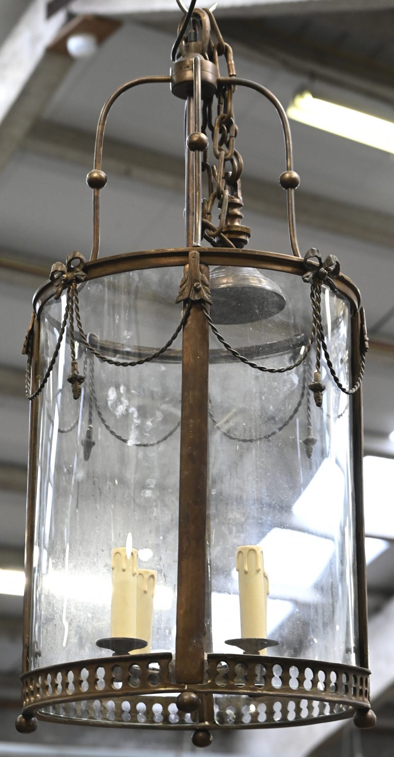 Een ronde lantaarn in Lodewijk XVI-stijl.