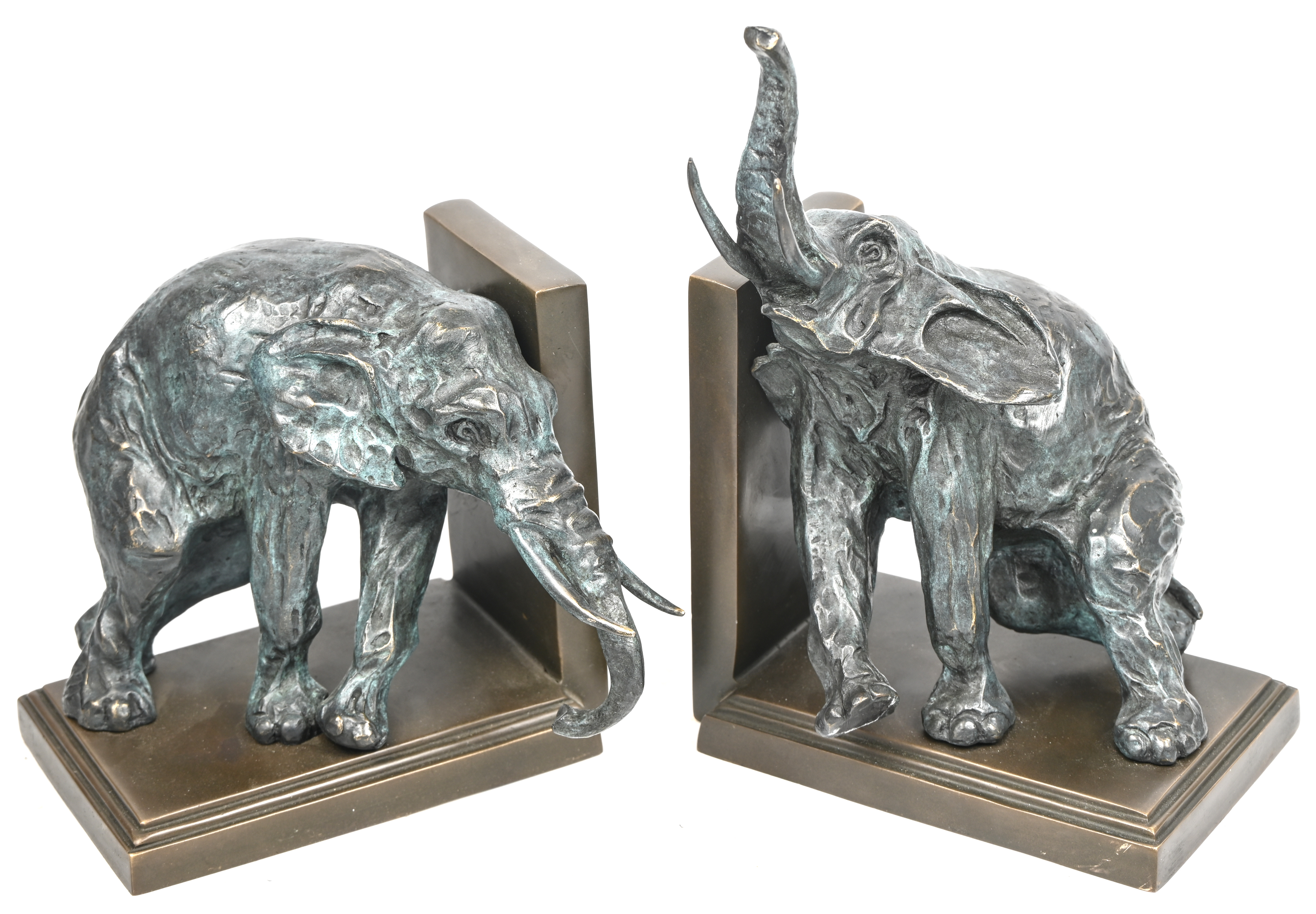 Een paar boekensteunen met bronzen olifanten.