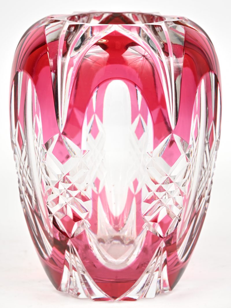 Een bolle vaas “Aberdeen” van geslepen kristal, in de massa rood gekleurd. Onderaan gemerkt. Kleine beschadiging onderaan.