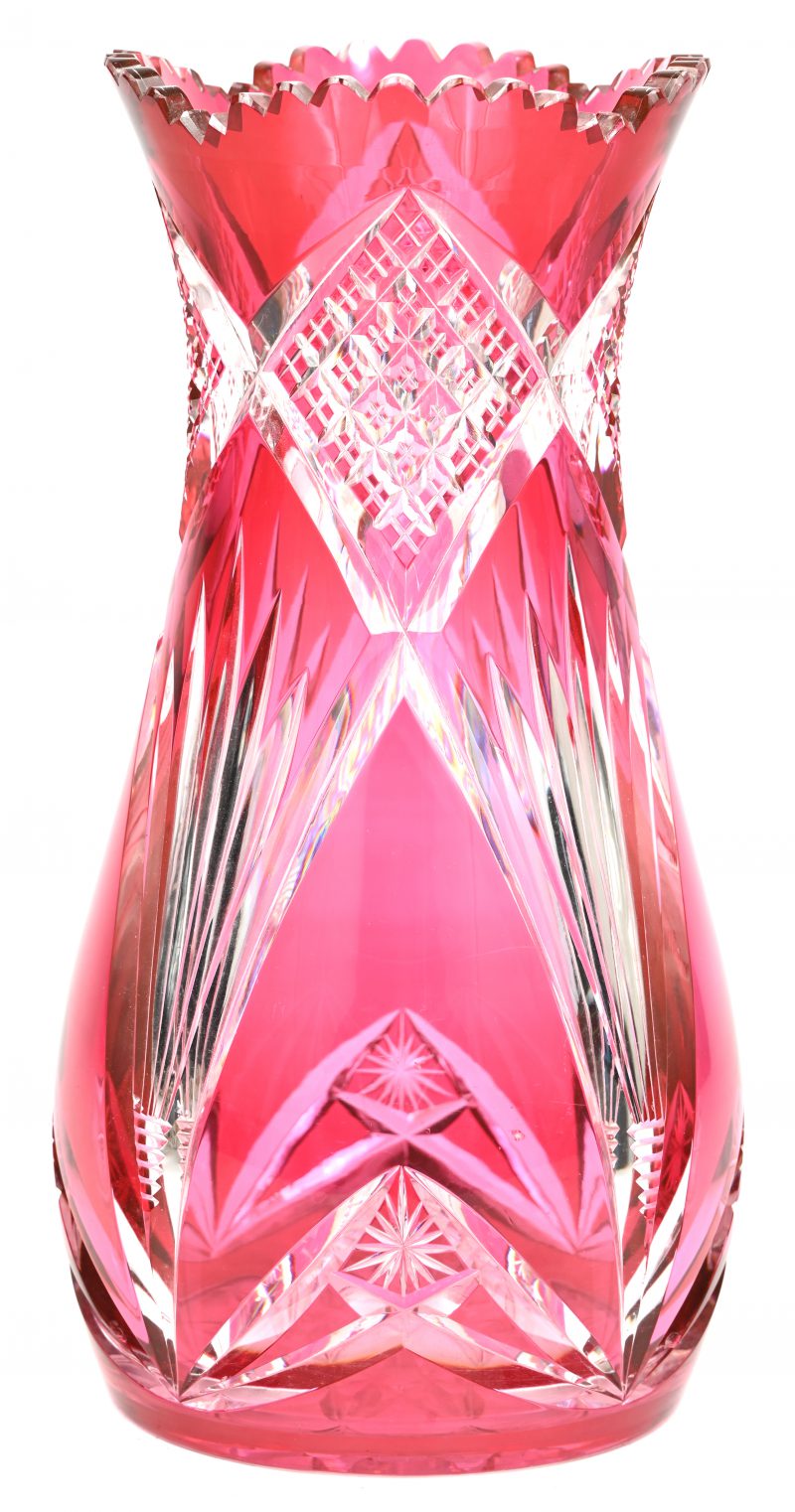 Een vaas “Xavier” van geslepen kristal, in de massa auberginerood gekleurd. Niet gemerkt. Model van Hubert Fouargé. Kleine randschilfers onderaan en bovenaan.