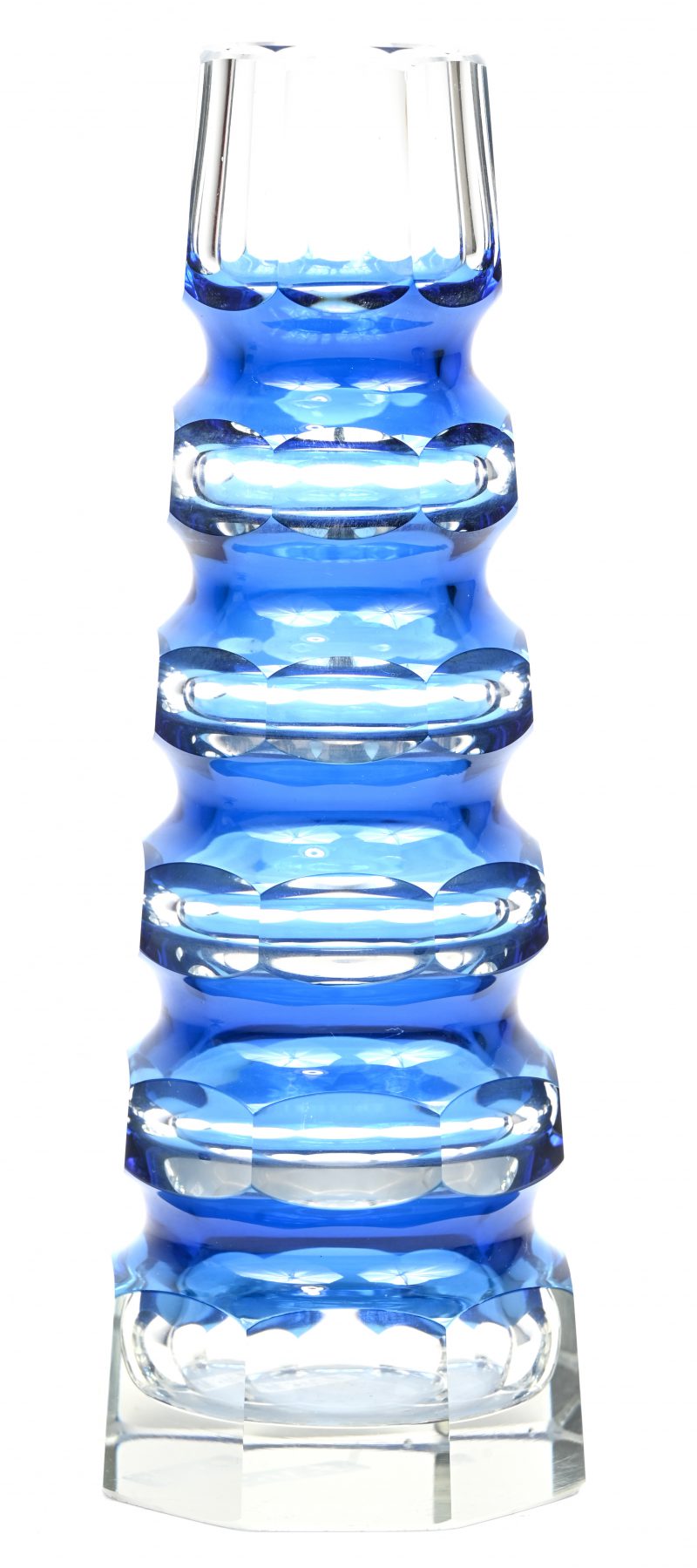 Een kleine art déco vaas van geslepen kristal, in de massa blauw gekleurd. Ongemerkt en met kleine schilfer onderaan.