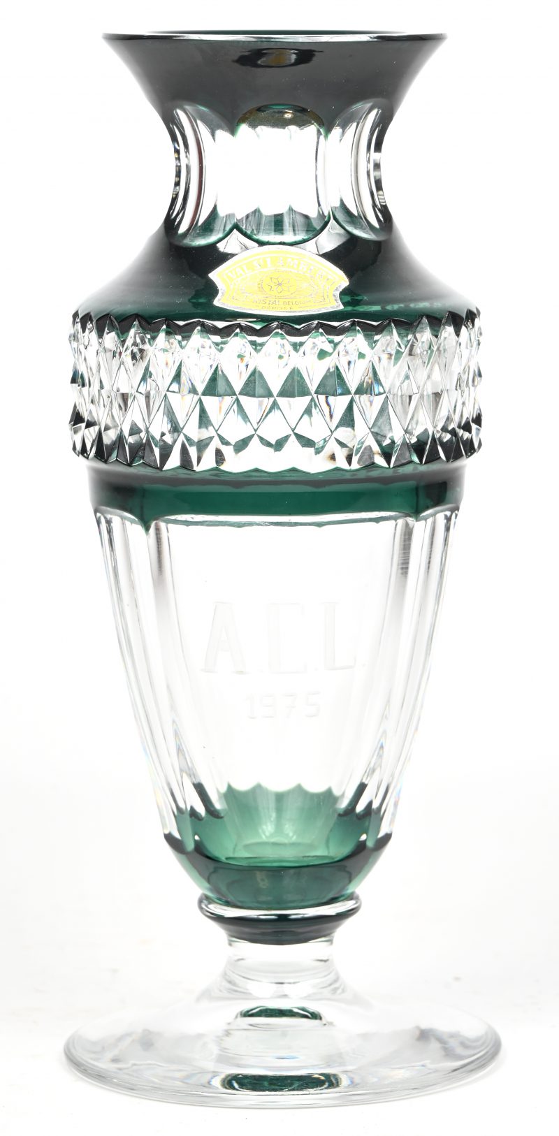 Een vaas met voetstuk “Gary” van geslepen kristal, in de massa groen gekleurd. Gemerkt en met label.