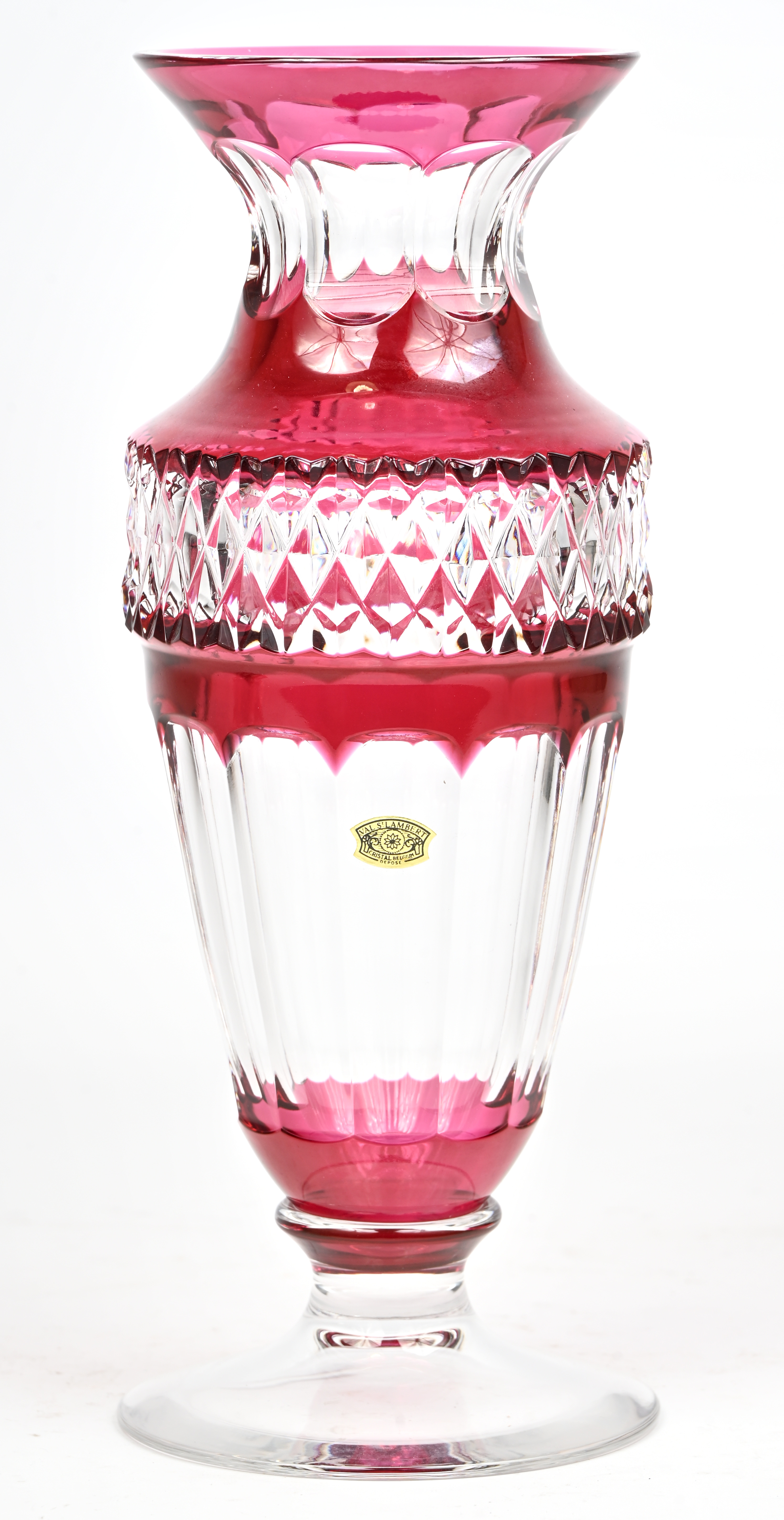 Een vaas met voet “Gary” van geslepen kristal, in de massa rood gekleurd. Gemerkt en met label en “M”.