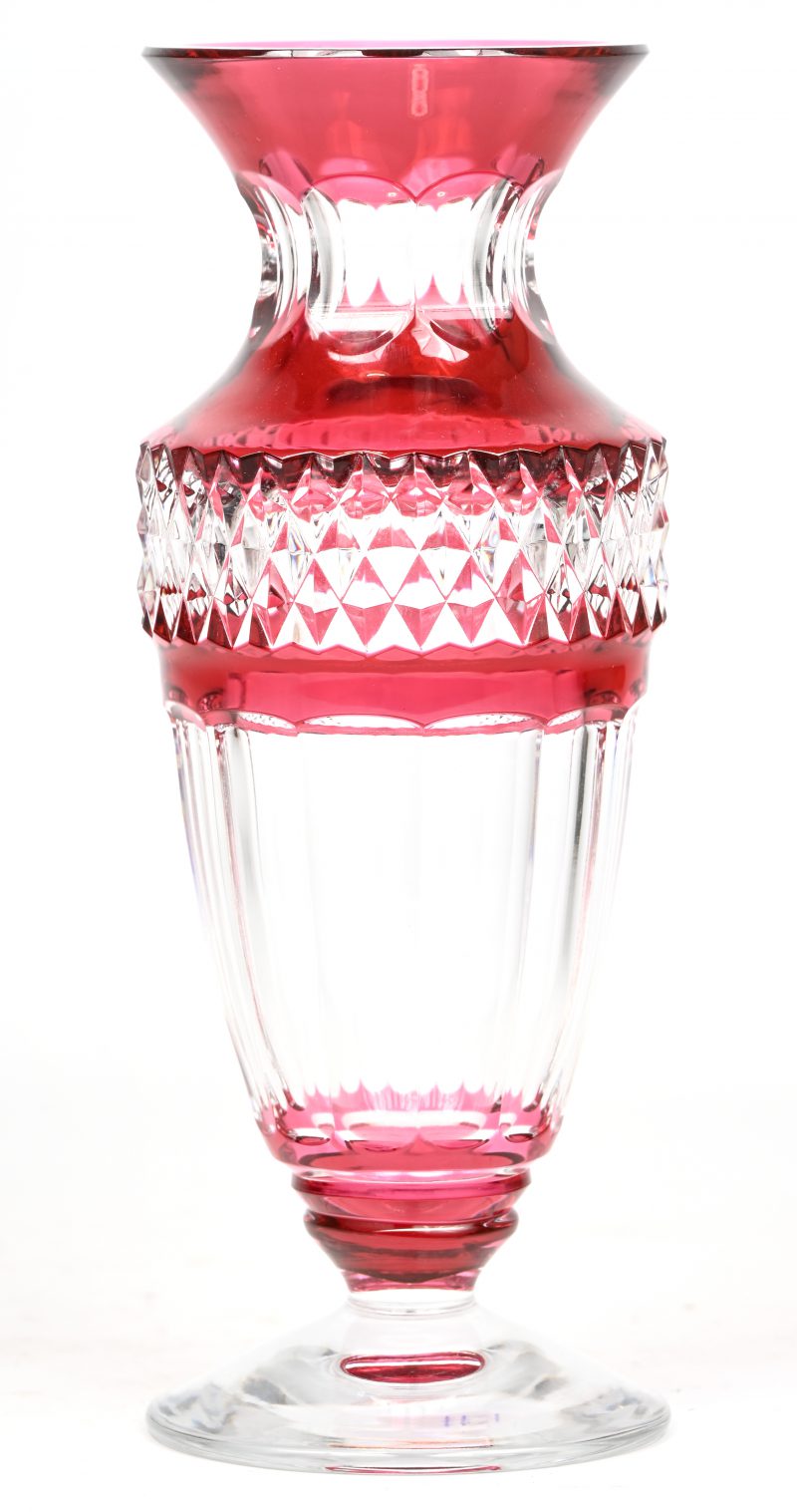 Een vaas op voet “Gary” van geslepen kristal, in de massa rood gekleurd. Gemerkt.