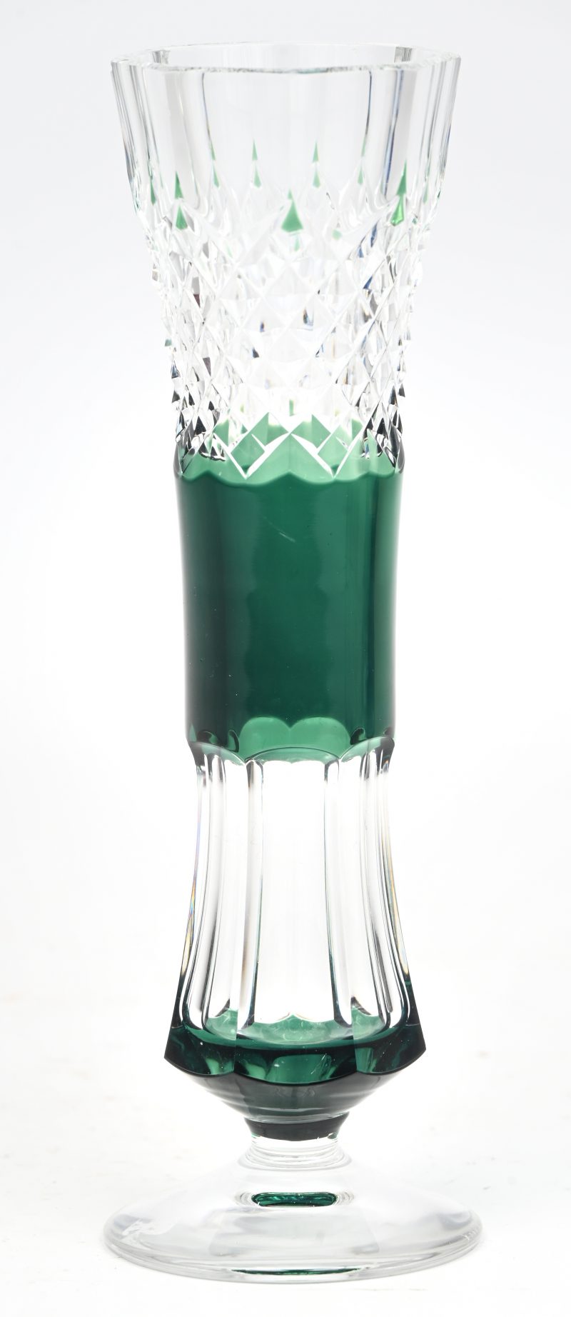 Een kleine vaas op voet van geslepen kristal, in de massa groen gekleurd. Onderaan gemerkt en “M”, “P.U.”.