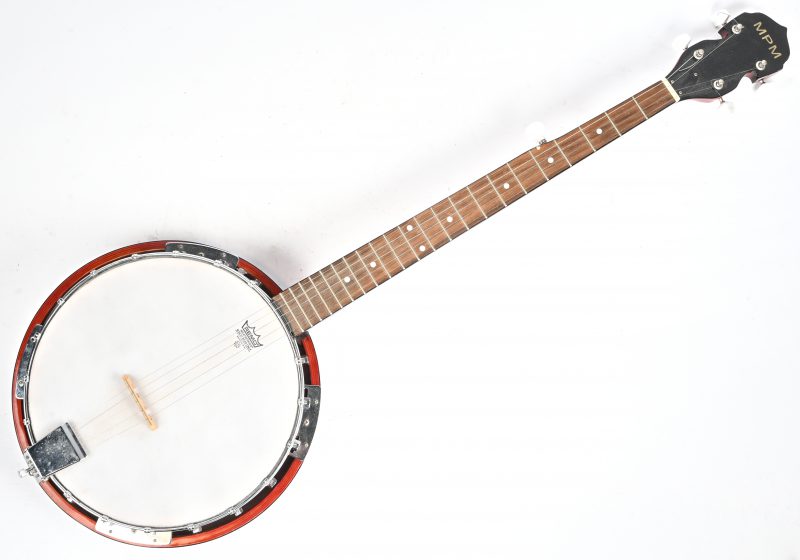 Een banjo, merk MPM, met vijf snaren.