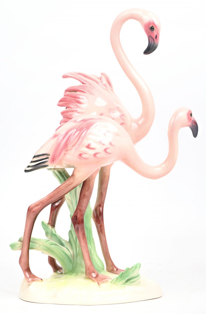 Een porseleinen beeld van twee flamingo’s. Gemerkt Cortendorf, made in Western Germany.