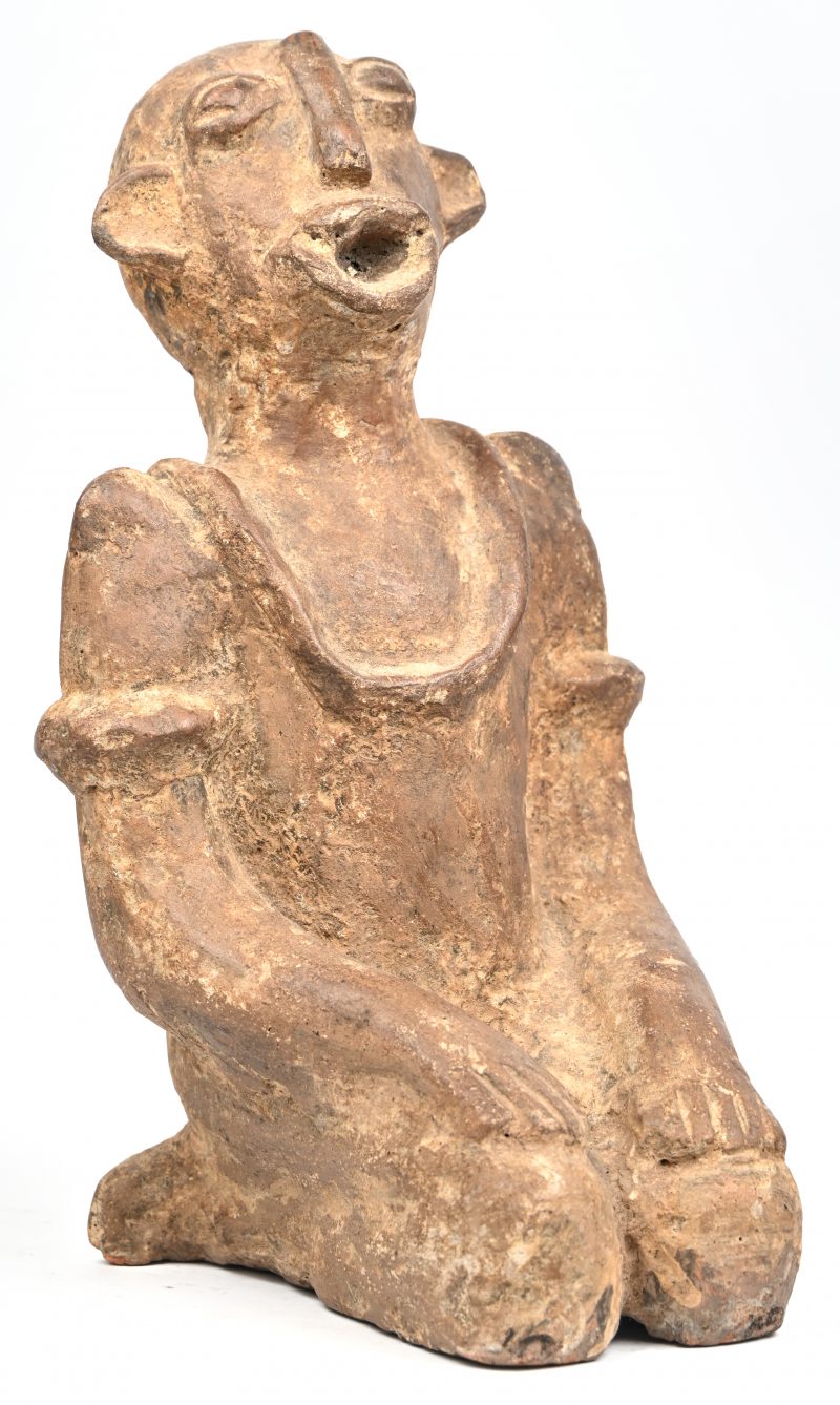 Een beeld in terracotta, vermoedelijk Afrikaans werk.
