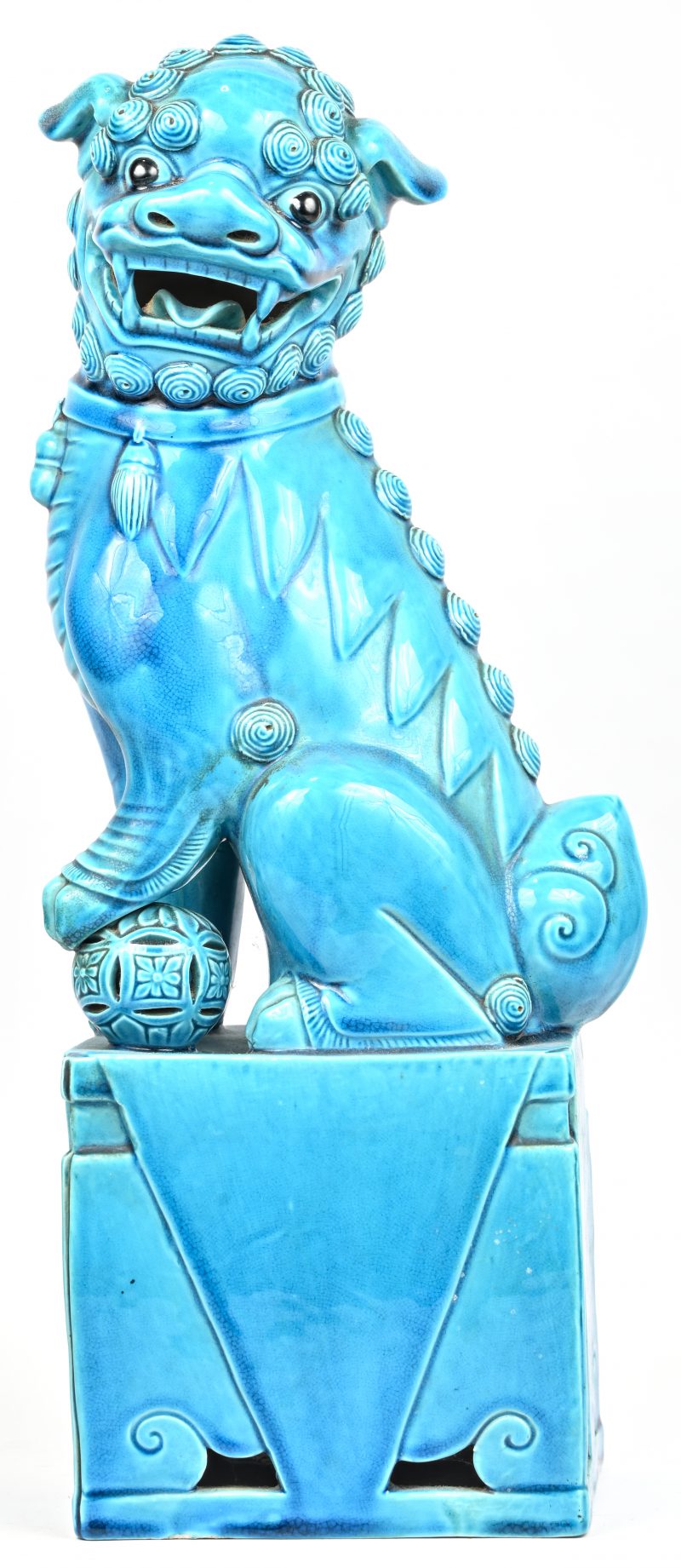 Een blauwe Chinese porseleinen tempelleeuw.