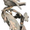 Een grote milieu-de-table in gesmeed brons en koper met vergulde delen en twee vogeltjes bovenop.