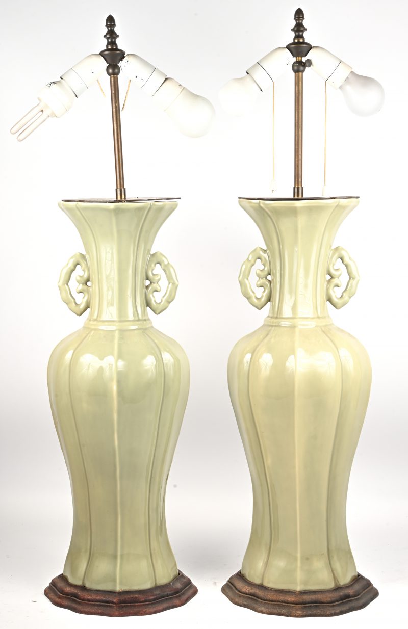 Een set van twee Chinese porseleinen celadon lampvoeten waarvan één te herbekabelen.