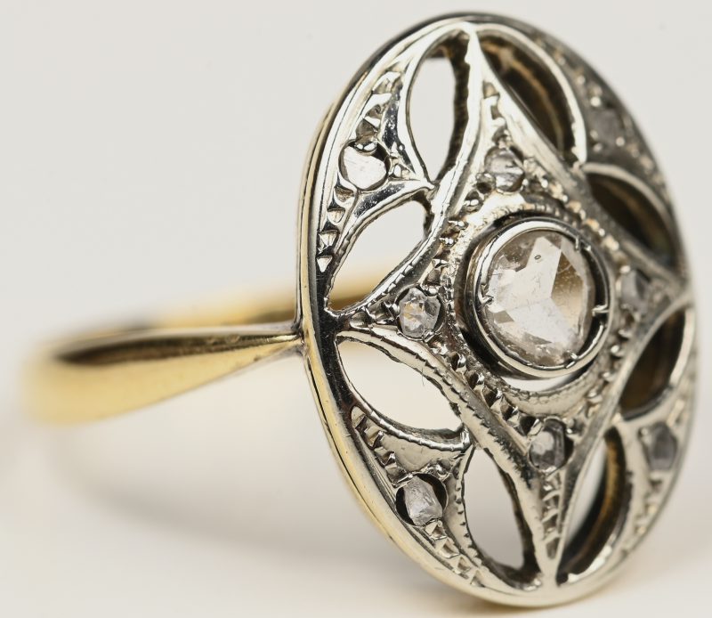Een 14 kt wit en geelgouden art deco ring bezet met diamand oude slijp met een gezamenlijk gewicht van +- 0,20 ct.