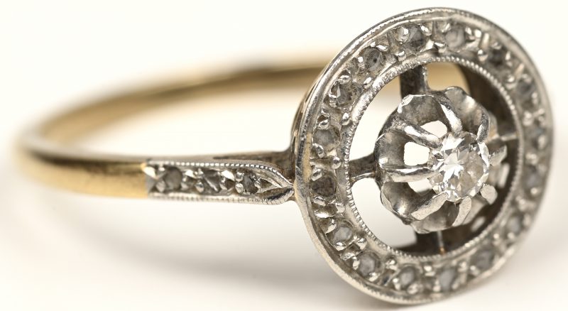 Een 14 kt wit en geelgouden ring bezet met diamanten oude slijp met een gezamenlijk gewicht van +- 0,20 ct.