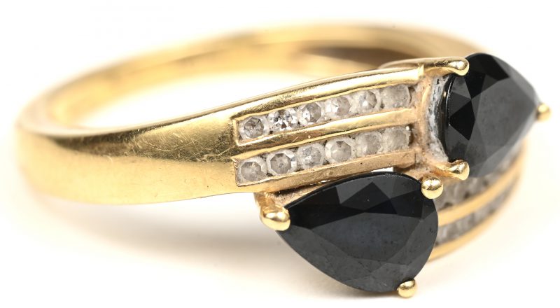 Een 18 kt geelgouden ring bezet met diamanten oude slijp met een gezamenlijk gewicht van +- 0,20 ct. en twee saffieren met een gezamenlijk gewicht van +- 1 ct.