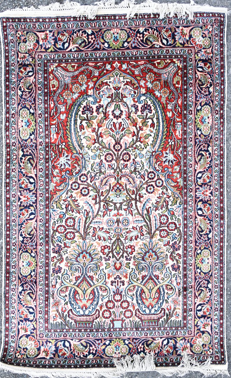 Een Iraans handgeknoopt tapijt met certificaat, genummerd 5085.