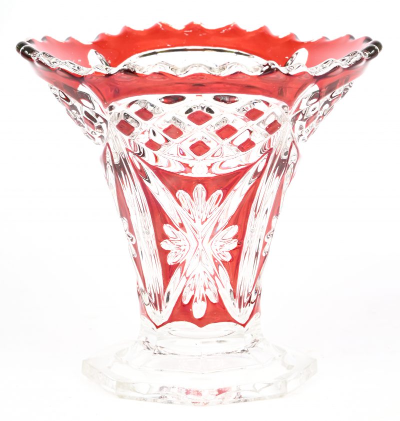 Een geslepen boheems kristalglazen vaas met pique-fleur.