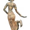 Een brons gepatineerrd beeldje van een Thaise danseres op houten voetstuk.