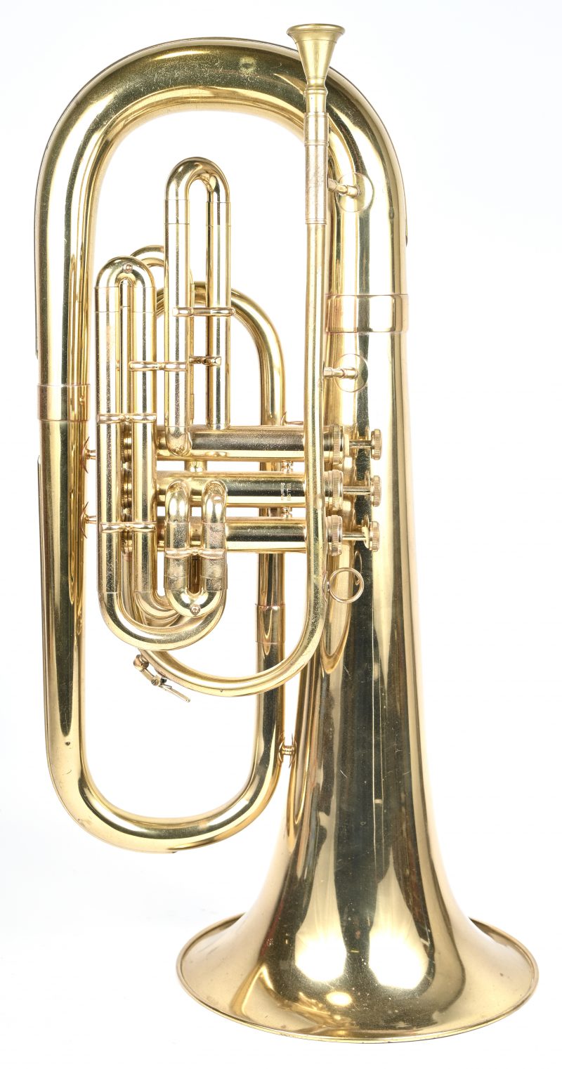 Een tuba, gemerkt D.E.G. Dynasty en Willson ‘Swiss made’. Serie nummer 27759. Met knoppen ingelegd met parelmoer. Recent onderhouden en in werkende staat. In originele draagtas met toebehoren.