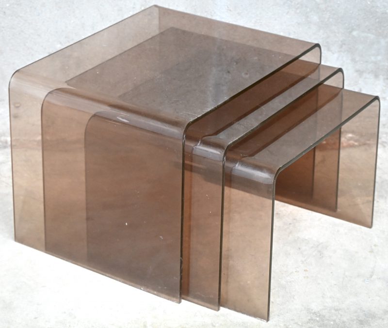 Een vintage design nest of tables uit smoked plexiglas. Vermoedelijk ontwerp door Michel Dumas, Frankrijk 1970.