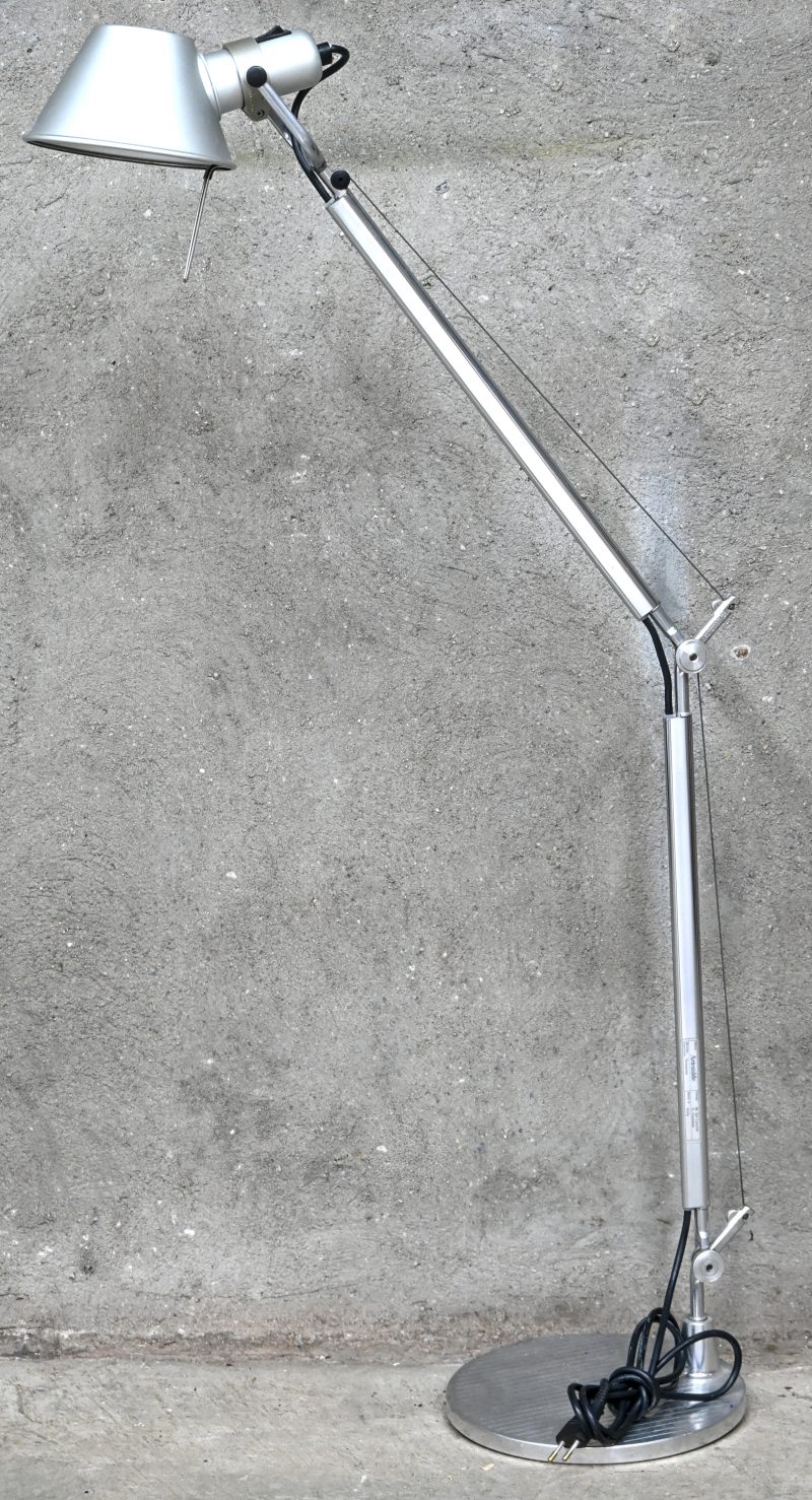 “Tolomeo”. Een design bureaulamp op ronde voet uit aluminium en kunststof. Model “Tolomeo”, ontwerp door Giancarlo Fassina & Michele De Lucchi voor Artemide, Italië.