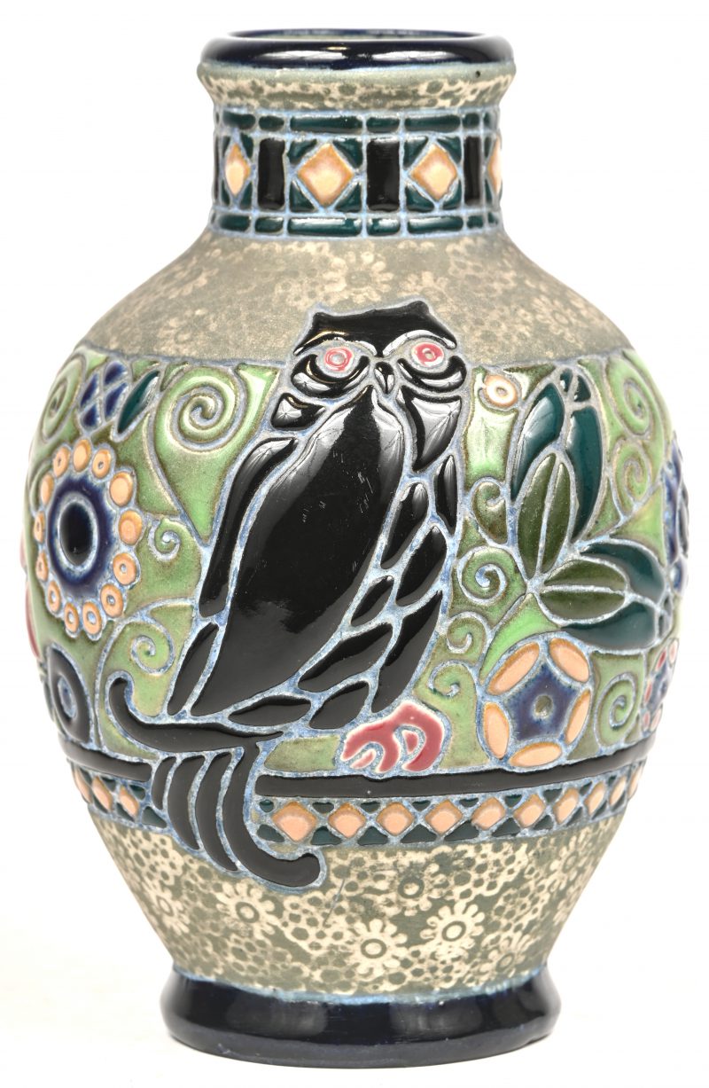 Een art-deco Amphora aardewerken vaas met geëmailleerd floraal decor en een 1 uil versierd, onderaan gemerkt.