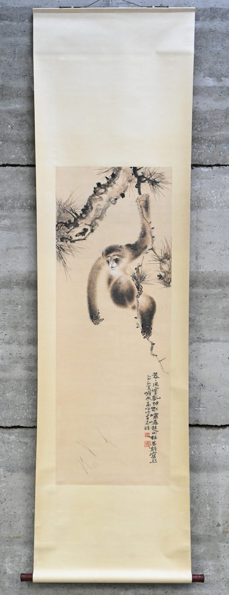 “Aap aan een tak”. Een Chinese inkttekening op papieren hang scroll in doos.