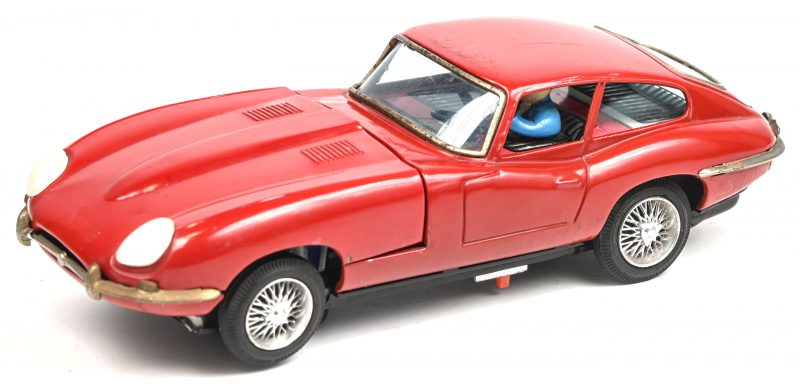 Jaguar XK-E oftewel het befaamde E-Type, op batterijen, uit ca 1960 van het merk Bandai, made in Japan.