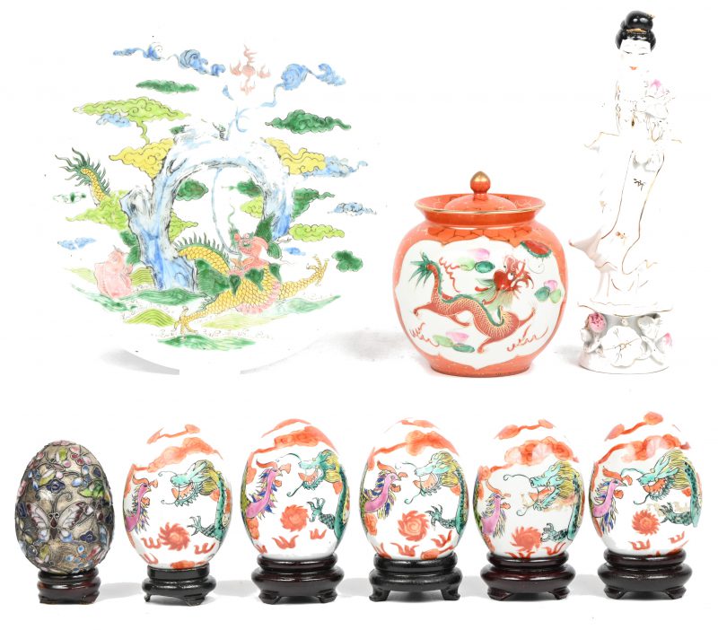 Een lotje Chinees porselein bestaande uit 6 eitjes, een Guanjin beeldje, een dekselpotje en een bord.