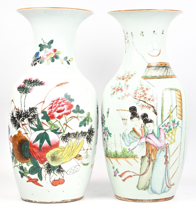 Twee Chinese vazen in porselein, de ene met een decor van een variatie aan flora, de andere met enkele dames. Beide achteraan voorzien van tekst.