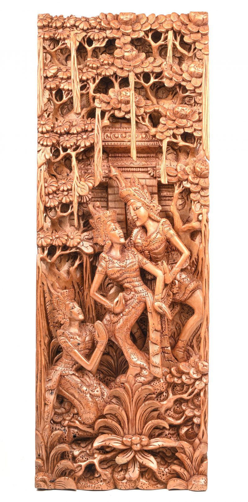 Een Indonesisch houtsculptuur met drie dames in het decor.