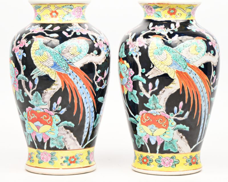 Een set van twee Japans porseleinen vazen met een decor van vogels en bloesems.