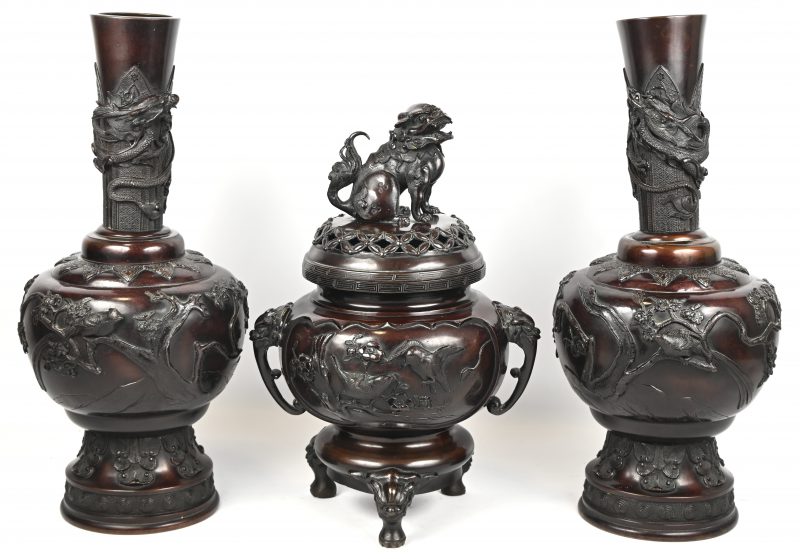 Een Japans bronzen kaststel bestaande uit twee vazen en een wierrookbrander.