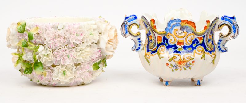 Een lotje van twee porseleinen potjes, één met bloemen in relïef, de andere met een Frans decor.