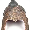 Een replica Chinese ‘draken’ helm in metaal.