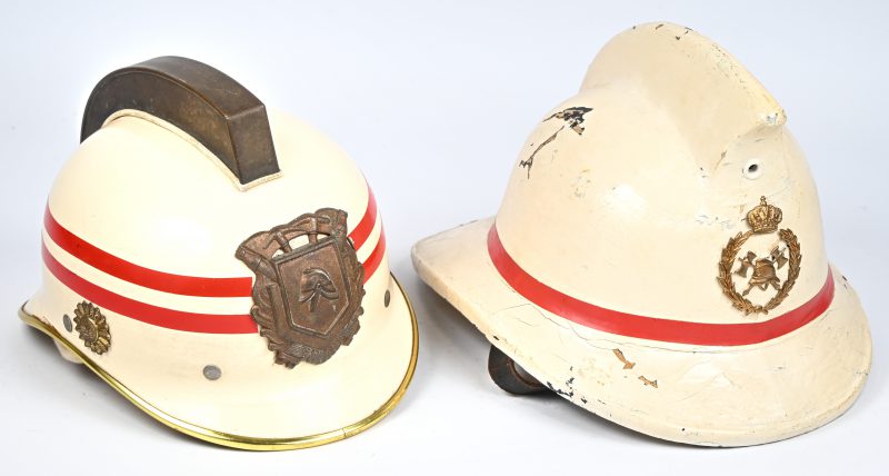 Een lot van twee brandweerhelmen, een Nederlands model van een commandant uit Amsterdam, ca 1970 en een oude lederen helm.