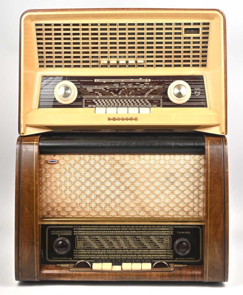 Een lot van twee oude radio’s op lampen, een Hollandia en een Philips.