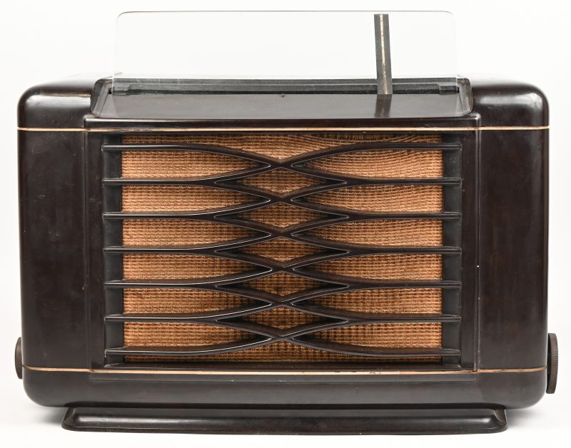 Een bakelieten radio, Philips model BX462A uit 1946.